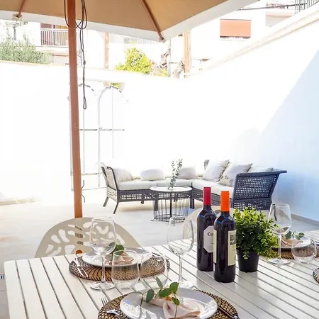 Апартаменти Camelot By Hello Homes